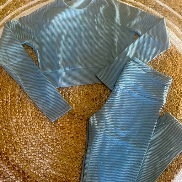 2 piece activewear - Picture 2 of 4